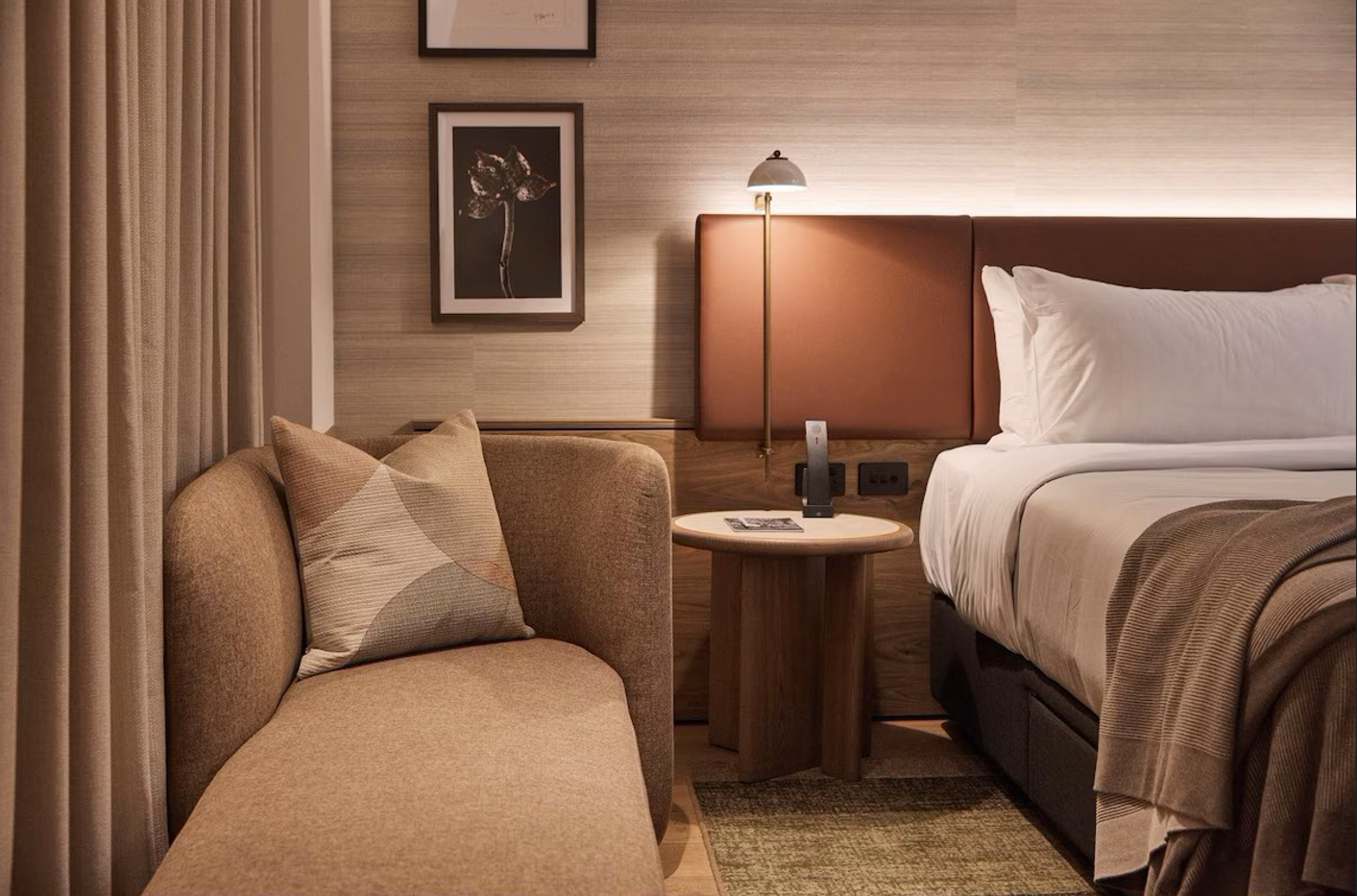 Rydges Melbourne guest room